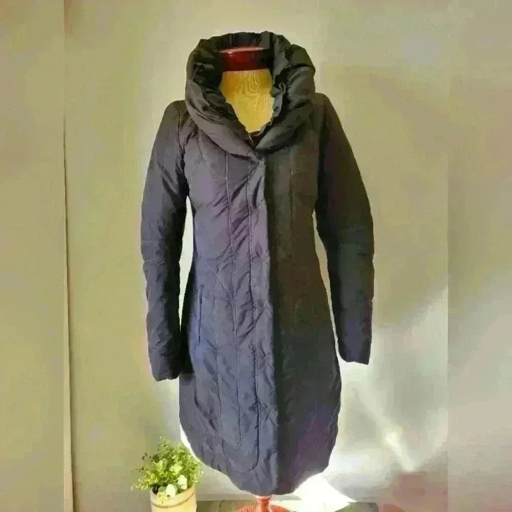 ELIE TAHARI feminine ruffled collar puffer  coat. Size small